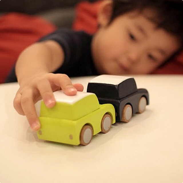 小さい子にも手になじむ大きさなので、おとこの子はもちろん、おんなの子も一緒に楽しく遊べます。