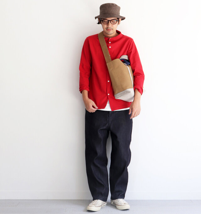 レッド / 3 着用、モデル身長:身長176cm、体重:65kg
シンプルなデザインですので、男女問わずに着こなしていただけます。
