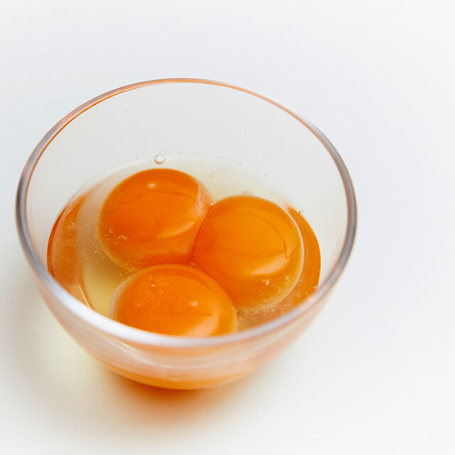|たまご
「マキシマムこいたまご」を使用しています。パプリカなどを配合した飼料を与えることで、鶏の健康を保ち、黄身の濃さを極限まで高めた卵です。 黄身だけでなく白身までも弾力があり新鮮でプリッとしています。自然の副産物である地養素を餌に配合することで卵の生臭みを抑え、甘みとコクを引き出しています。