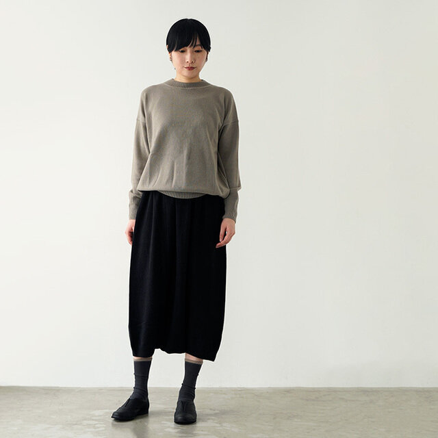 着用color:sumi
黒よりも重たくならず、コーディネートをキリッと引き締めてくれる深みのある色