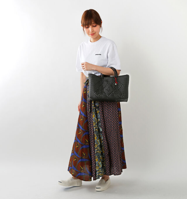 color : black / size : chico
モチーフや持ち手に至るまで、丁寧に編み上げられたトートバッグです。