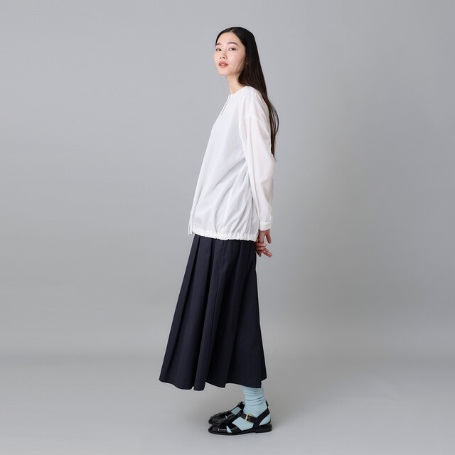 しっかりとした着丈で、ゆったりとしたシルエットに。