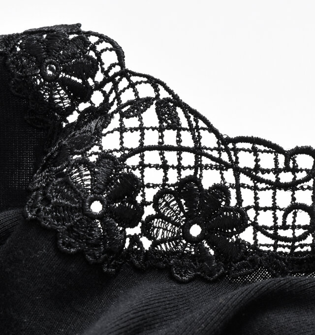 繊細なレース刺繍。しっかりと丁寧に編まれ、ほんのりと光沢感のあるレースが胸元を華やかに彩ります。