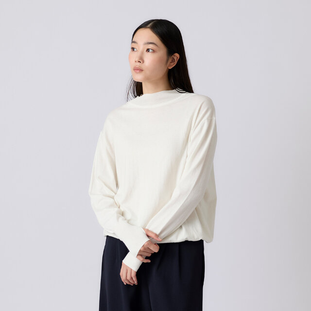 首元に自然になじむモックネックで、顔まわりをすっきり上品に見せます。