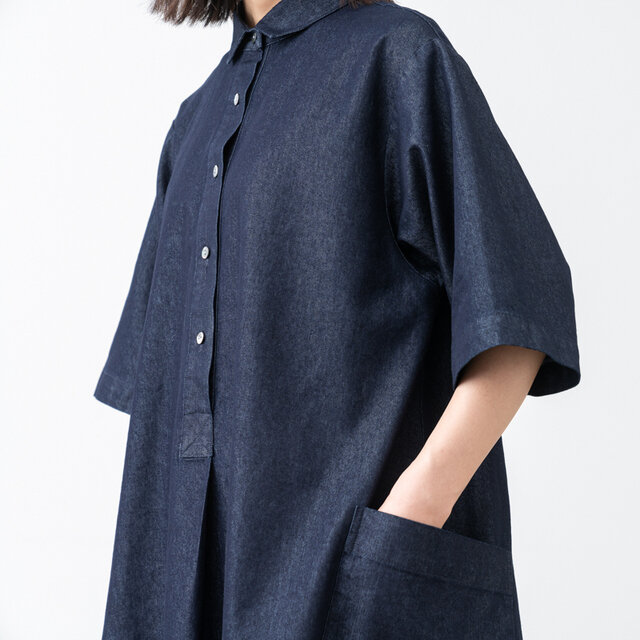 ひじがちょうど隠れる、安心感のある袖丈で、気になる部分はさりげなくカバーしてくれます。長袖を追加せず、一枚でも心地よく過ごせる、ちょうどいいバランス。