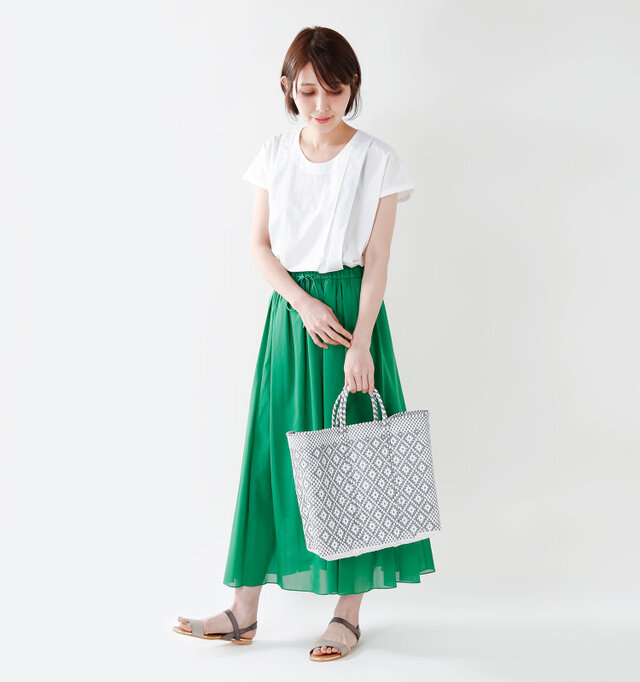model yama:167cm / 49kg
color : silver×white / size : M
夏の日差しがよく似合うカラフルなカラー展開で気分を盛り上げてくれるので、これからの季節にぴったりですね。