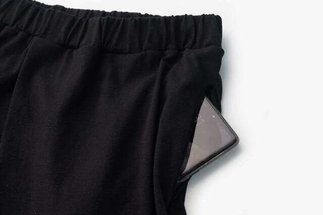 両サイドにポケット付き。真横に手が入る使いやすいデザイン。