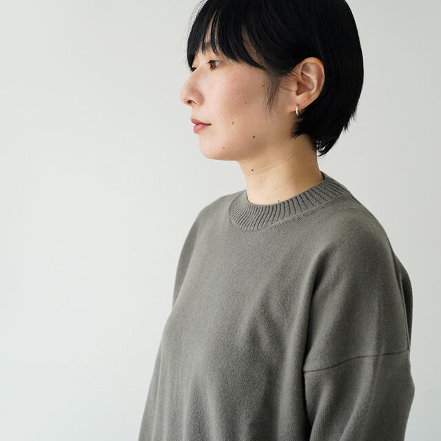 着用color:silver sage
素材の陰影が美しく映える、絶妙なニュアンスカラーです。