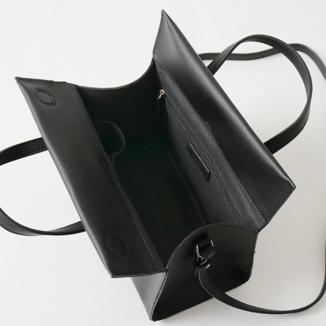 内側には小分けに便利なポケットが2つと、鍵などの貴重品を入れておくのに丁度いいジップ式のポケットが1つ付いています。