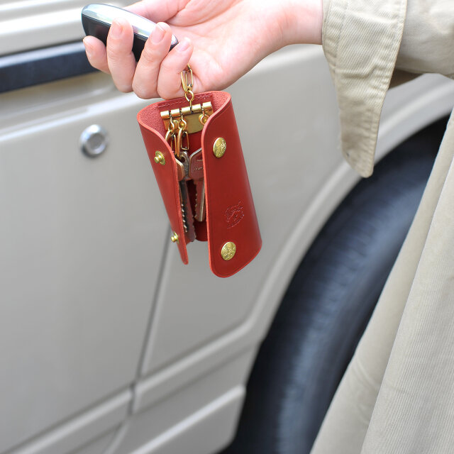 車の鍵を開けるときや…