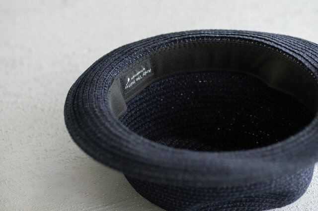 軽く折り畳める柔らかなコットンをブレードに細かく編み込める帽子職人は、日本でも少ない。