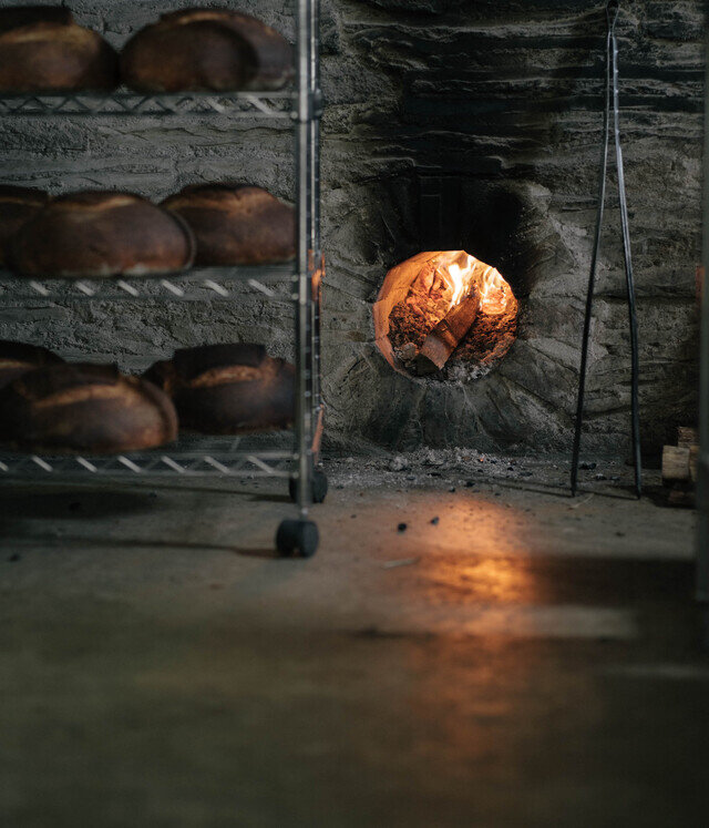 わざわざの厨房にある石窯。薪をくべて、ごうごうと火を燃やすため大変暑いです。