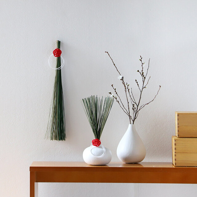 福岡県産の「天然い草のお飾り」と、それに合う「白磁の花瓶」を合わせたお正月お飾りセットは、すっきりモダンな雰囲気です。い草には空気浄化作用があるので、お正月が終われば水引を取って、トイレや玄関に置くのもおすすめの使い方です。