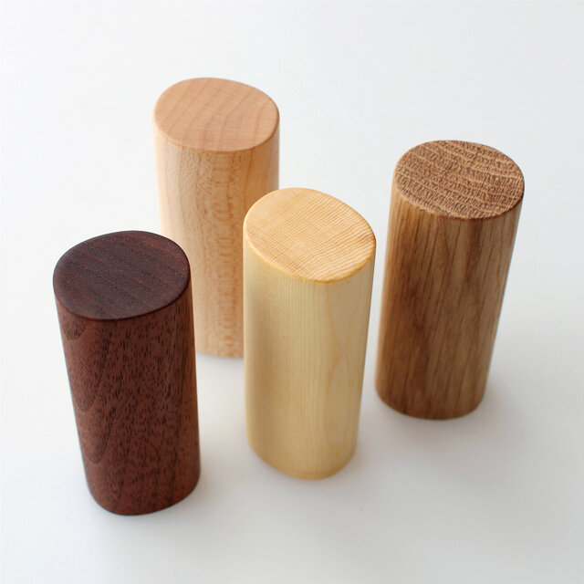 釘を使わず、木と木だけを組み合わせて作る指物は、つなぎ目がほとんど見えないほどの美しい仕上がり。
表面はかんなだけで滑らかに仕上げているので、赤ちゃんがなめても安心な手触りです。