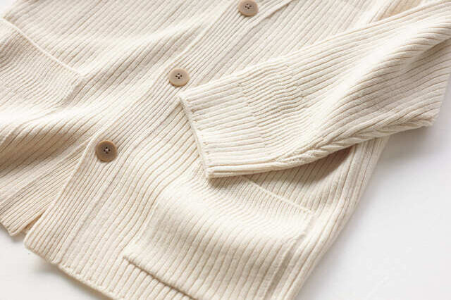 袖口とポケットに入る矢振り編みがアクセントに。