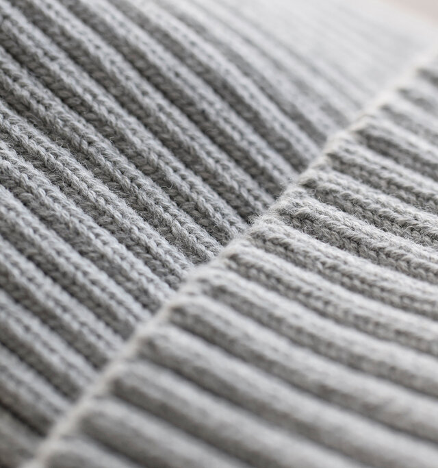 ぎゅっと詰った編み目の厚手のコットンニット。伸縮性の高いリブ編みなので、フィット感が心地良い被り心地です。コットンなので程良い通気性と清涼感があり、やや暑くなる時期でも快適にお使いいただけます。