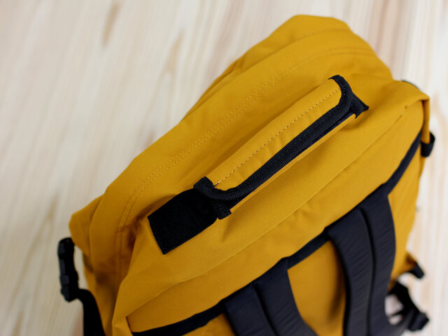 (44L)こちらは上部の持ち手です。ここを持てば、縦型のブリーフケースとしても使用可能。