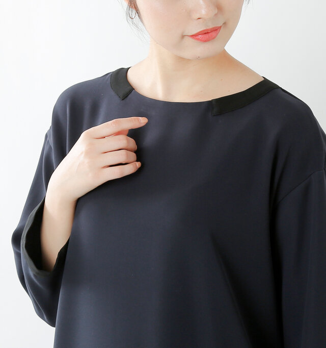 程よく開いたネックライン。きちんと感がありアクセサリーとも好相性◎。
ちょこんとした襟の切り替えがさりげないアクセントに。ブラックは同色切り替えでよりシンプルなデザインとなっています。