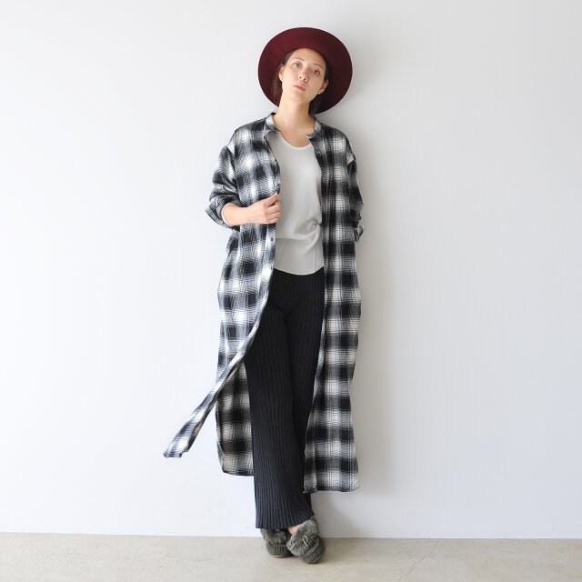 モデル:164cm / 46kg
color : charcoal / size : W6(23.0cm~23.5cm)