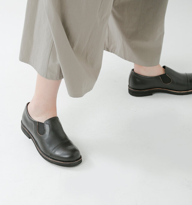締め付けるような窮屈感がなく、靴の中で足がリラックスしているような快適さです。