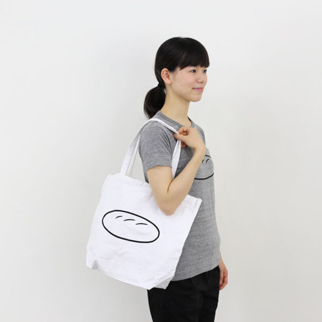 2013年10月、Noritakeさんが小豆島のアーティストレジデンス「ei」滞在中、坂手でお店を経営する人々と交流しながら制作した冊子「坂手17の店」に掲載された、パンのイラストをモチーフとしたトートバッグ。