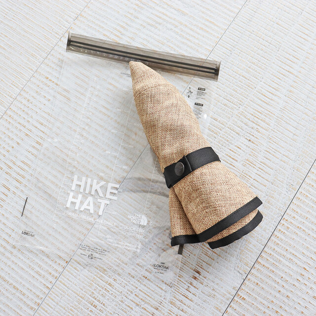 機能的なポリエステル素材を使用したナチュラルなハットは
くるっと丸めて持ち歩きができる優れモノ!
ひとつはカバンに入れておきたいですね〜♡