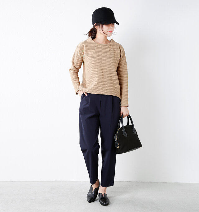 color : black / size : 38
V字のカッティングで、脚を細く長く、すっきりと見せてくれます。ソックスとの相性も◎。