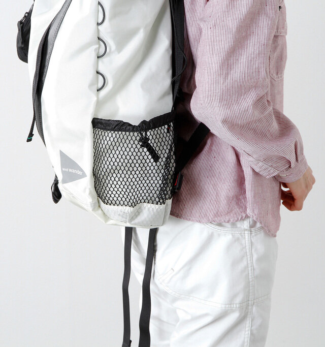 両サイドにはペットボトルがちょうど入るメッシュポケットが付いています。右下にある「and wander」のロゴがポイントに♪