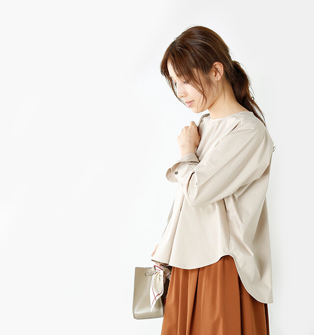 薄手でパリっとしたタイプライター生地を使った、
落ち着いたムードのプルオーバー。
余計な装飾のないシンプルなデザインで、
ゆったりとしたシルエットの美しさを堪能できます。
ワイドシルエットのボトムスに合わせて、
大人のキレイめカジュアルな
着こなしをお楽しみください。