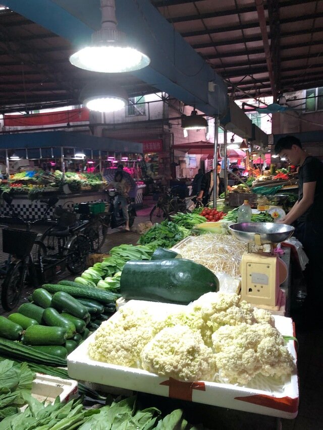 急な大雨に降られて偶然入り込んだ生鮮市場