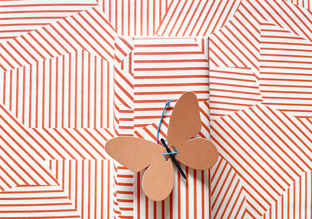 今年のバレンタインラッピングは、モダンパッチパークの包装紙×蝶のギフトタグでアレンジ。
ブラウンorピンクの蝶に、MOKUBAのコード（色はおまかせください）をきゅっと結んでお包みいたします。