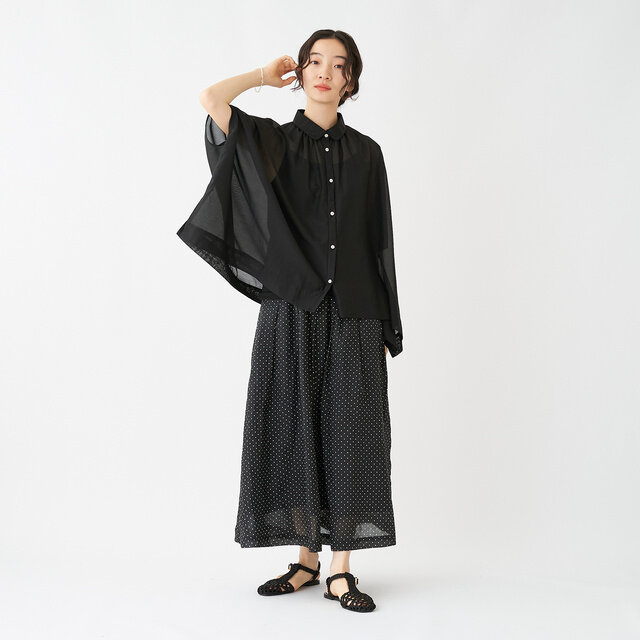 ワントーンスタイリングにすればドットがぐっと映えます。