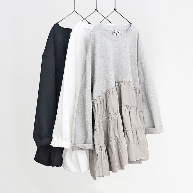 オープンエンド糸のTシャツを使用した、Aラインに広がるシルエットが特徴のティアードTOPS♡
華やかなデザインとオープンエンドのざらっとした生地を組み合わせたアイテム。
甘さのあるティアードデザインもカットソーでカジュアルダウンされて
幅広いボトムやジャケットとスタイリングしやすくなっています◎