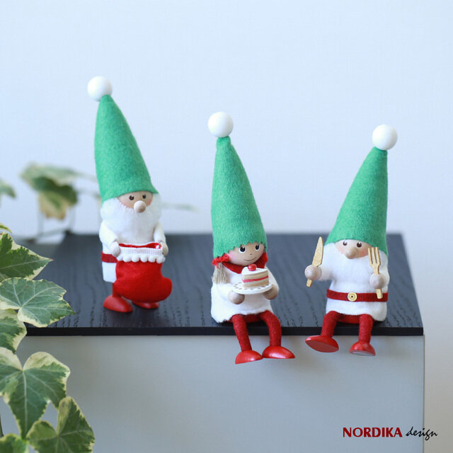 北欧のクリスマスには欠かせない「ニッセ」。
デンマークでは家庭に幸せを運んでくれるとも言われている妖精です。
赤い帽子と愛くるしい顔が魅力的。
