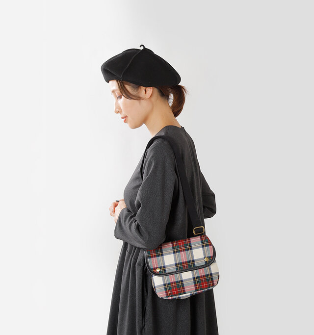 耐久性に優れた作りで、
身の回りの貴重品を
入れるのにちょうどいいサイズ。