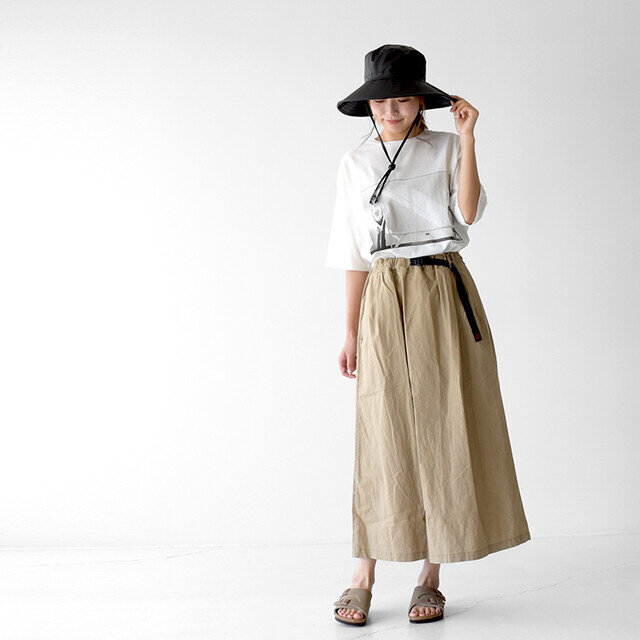 color : taupe / size : 36(23~23.5cm)
MODEL
身長: 162cm 体重: 43kg
足のサイズ: 23cm(物により24.0cm)
足幅/甲: 足幅狭め、甲低め