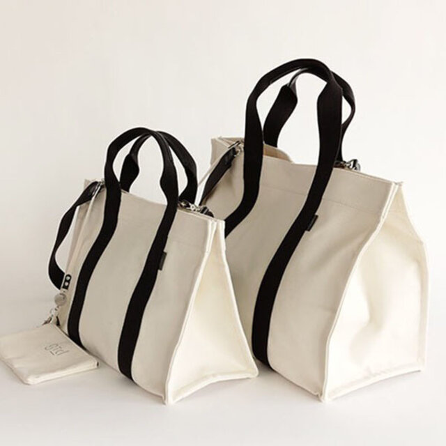 SQUARE TOTE MサイズとLサイズは、マチ幅も広く収納力も抜群です。
