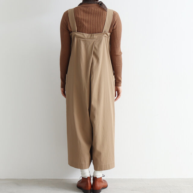 背面にもタックが施され、ワイドながら、すとんとした綺麗なシルエットに仕上げています。