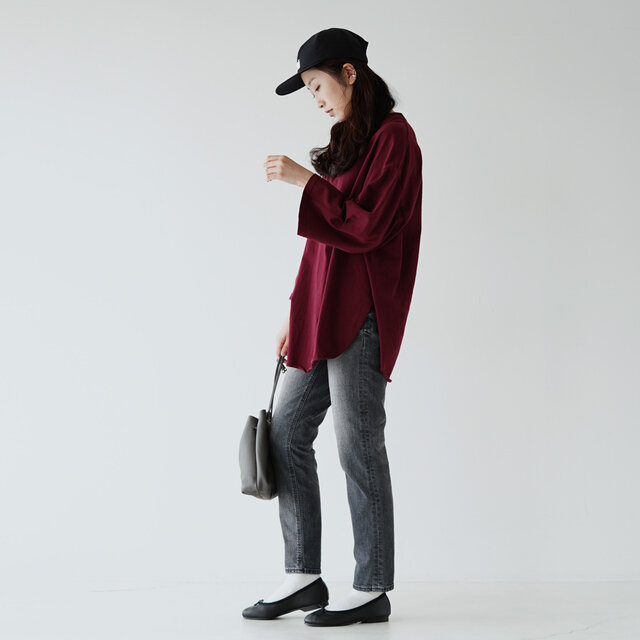 夏に、あえて暖色を合わせるのもおすすめ♪
秋冬に人気のバーガンディを、あえて夏のスタイリングに取り入れてみるのはいかがですか?
ボトムスに落ち着いたグレーカラーを合わせることで、色味が統一されまとまった印象に。
悪目立ちせず、自然に取り入れることができますよ♪