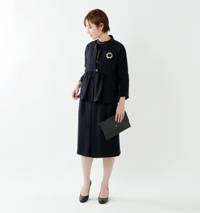 model yama:167cm / 49kg
color : navy / size : 40
セットアップで着られる同素材のジャケットも、シリーズ商品でご用意しています。