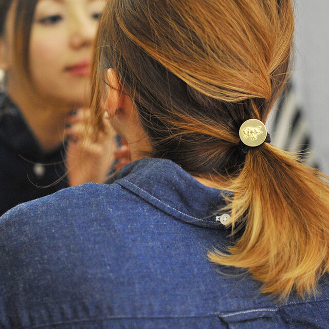 ヘアアレンジにはもちろん、手首に付けてみたり、スカーフ留めやバッグの持ち手としてもオススメ。様々なシーンでアレンジを楽しんでいただけます。