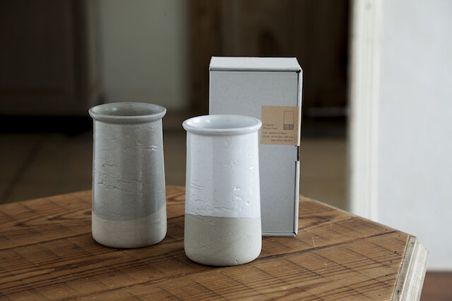 左「Clear Gloss×Mat Gray」右「White Gloss×Mat Gray」 どんなインテリアにも似合う2つの色をご用意しました。
■「White Gloss×Mat Gray」:すべすべとした白と、土の風合いのコントラストが楽しい。色や質感の違いを堪能できます。
■「Clear Gloss×Mat Gray」:同系色を合わせた絶妙な配色。無機質さを感じさせない、あたたかなグレーが魅力です。