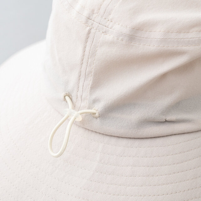 後ろにくる位置に、ゴムのアジャスターが付いていて、サイズ調節が簡単にできます。