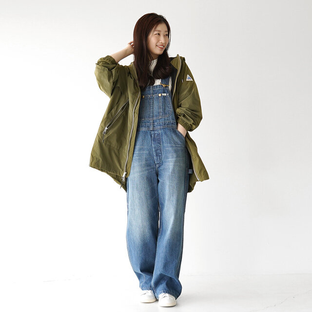 ミリタリージャケットとオーバーオールが相性抜群のカジュアルなスタイリング。
オーバーサイズなジャケットのダボっと感が可愛らしく、メンズライク好きにはたまらない着こなしです♪
足元にはスニーカーを合わせてとことんカジュアルに仕上げています♪