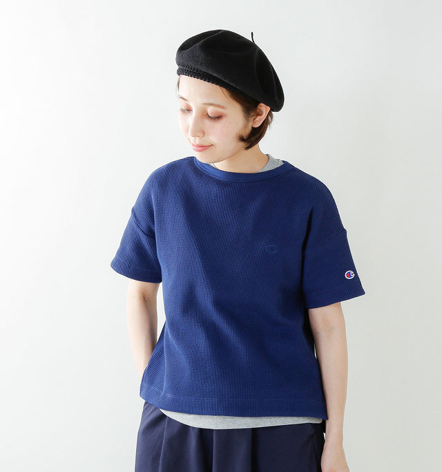 ゆったりとしたシルエットで、リラックスした雰囲気の半袖Tシャツです。
