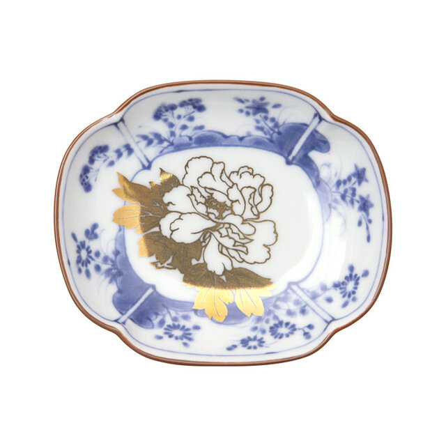 草花を描いた素朴な佇まいの皿。楕円形の四隅に切り込みを入れた器を木瓜形と表現します。