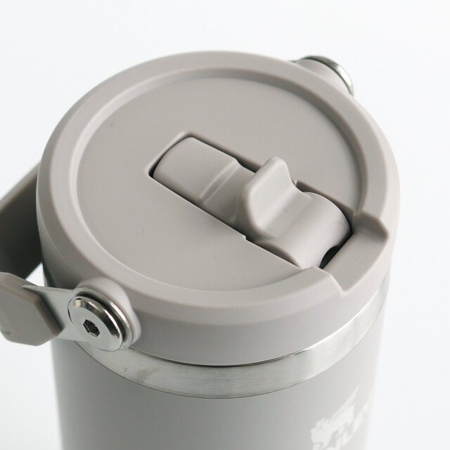 飲み口は、完全に折り畳むことで密閉可能。