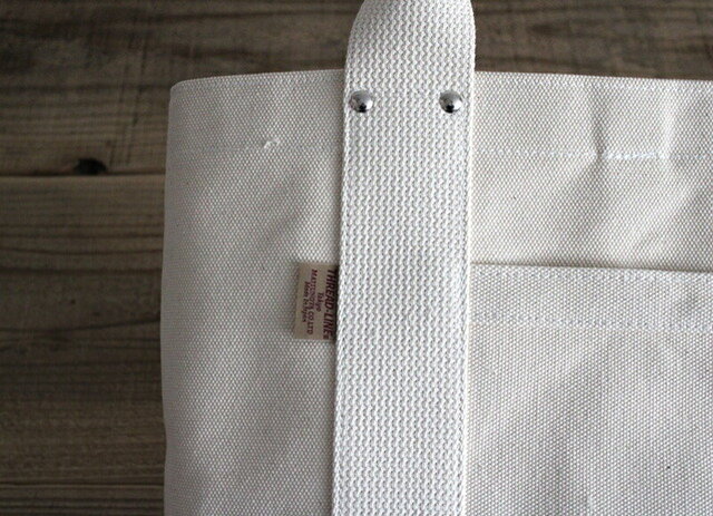 持ち手の補強を兼ねた「ネジ鋲」にもこだわって作られています。