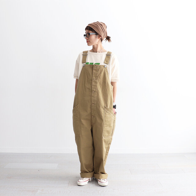 ダボっとルーズなシルエットが特徴的なオーバーオール。
ゆとりがある分、いろんなインナーと合わせやすいのが嬉しいところです。