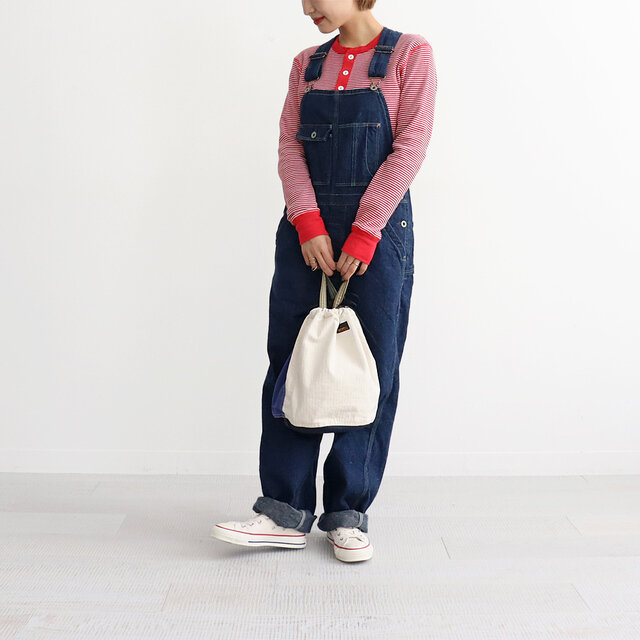 インナーウェアらしく程よくスッキリとしたサイズ感なので
オーバーオールなど全身モノのインナーにもぴったりです!
シンプルなカットソーと比べるとボーダーのヘンリーネックは映えますね〜